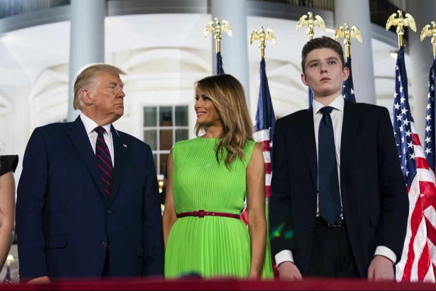 Donald und Melania Trump 2020 mit ihrem Sohn Barron.