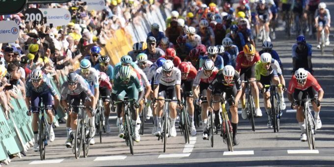 Im Sprint der 6. Etappe an der Tour de France setzt sich Dylan Groenewegen durch. Tour de France
