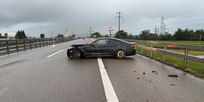 A3 bei Niederurnen GL - Autofahrer (45) knallt in Leitplanken