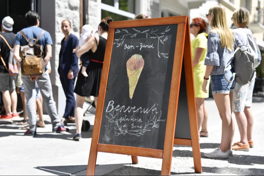 Immerhin kommen bei der Gelateria di Berna viele Stammkunden auch bei schlechtem Wetter zum Glace-Essen. (Archivbild)