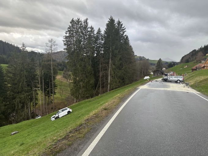 Die Nebenstrasse Bühler – Trogen musste führ mehrere Stunden gesperrt werden. Bühler Unfall