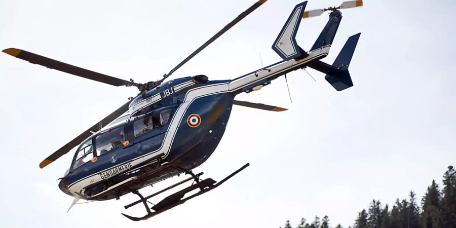 ARCHIV - Ein Hubschrauber der Gendarmerie fliegt am 29.03.2015 in Seyne Les Alpes, Frankreich, über einen Sportflughafen. Foto: picture alliance / dpa