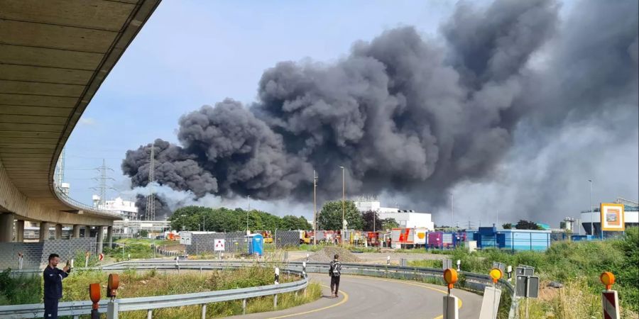 Rauchwolke über Chemiepark Leverkusen