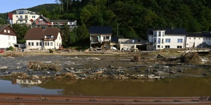 Zerstörte Gleise an der Ahr. unwetter deutschland
