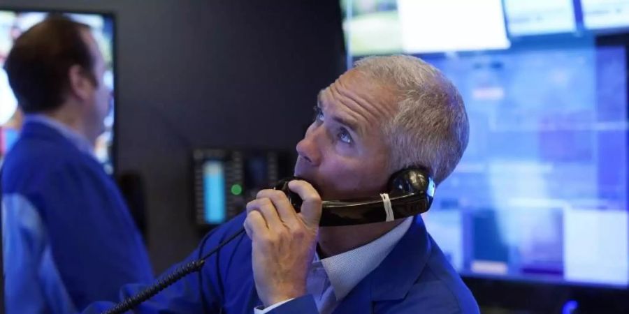 Der Börsenhändler Timothy Nick arbeitet auf dem Parkett der New York Stock Exchange. Die US-Aktienmärkte haben die neue Woche mit weiteren Rekordhochs eingeläutet. Foto: Richard Drew/AP/dpa