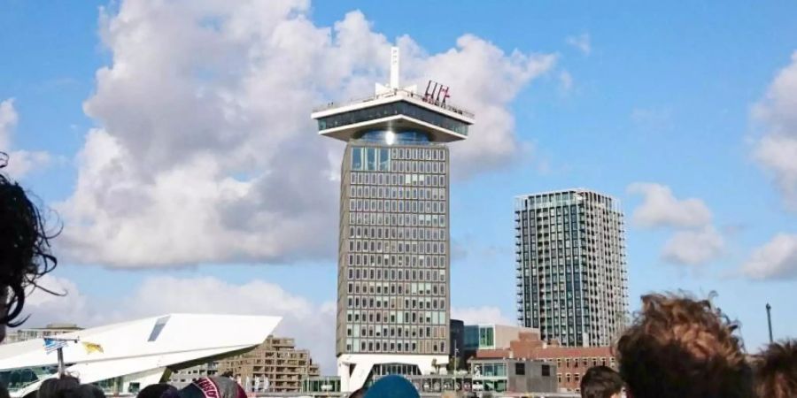 Die niederländische Hauptstadt will mindestens zehn Prozent weniger Übernachtungen und damit die hohe Belastung durch den Massentourismus eindämmen. Foto: Sabrina Hentschel/dpa-Zentralbild/dpa