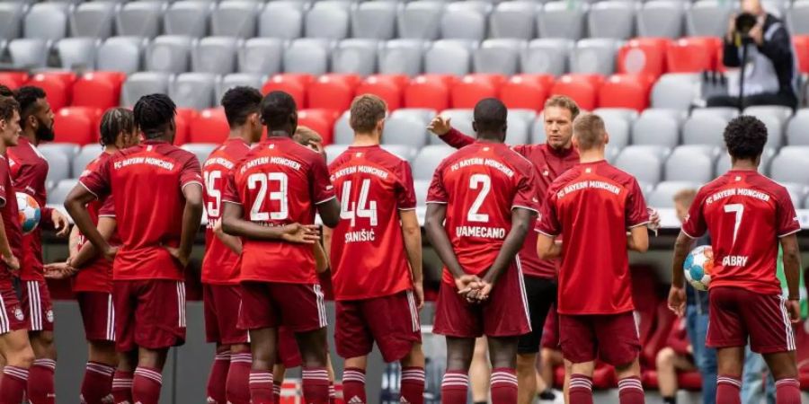 Trainer Julian Nagelsmann (3.v.r.) will mit dem FC Bayern München erfolgreich in die Bundesliga-Saison starten. Foto: Matthias Balk/dpa