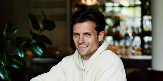 Valentin Stocker, Captain des FC Basel. Mann im Restaurant