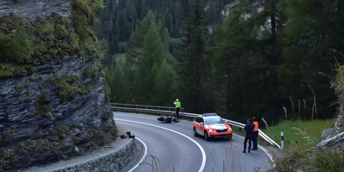 Am Motorrad entstand Sachschaden. Kantonspolizei Graubünden