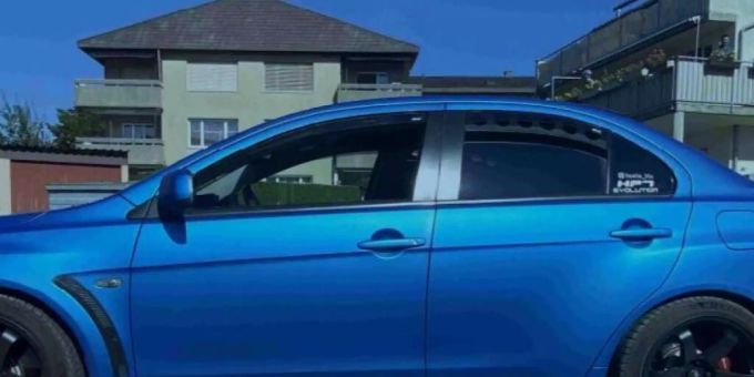 Dieses gestohlene Auto fuhr der Polizei auf der A1 davon und wurde danach auf einem Parkplatz gefunden. Dieses gestohlene Auto fuhr der Polizei auf der A1 davon und wurde danach auf einem Parkplatz gefunden.