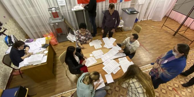Die Stimmenauszählung in Russland ist in vollem Gange. (AP Photo/Evgeniy Sofiychuk) Russia Election