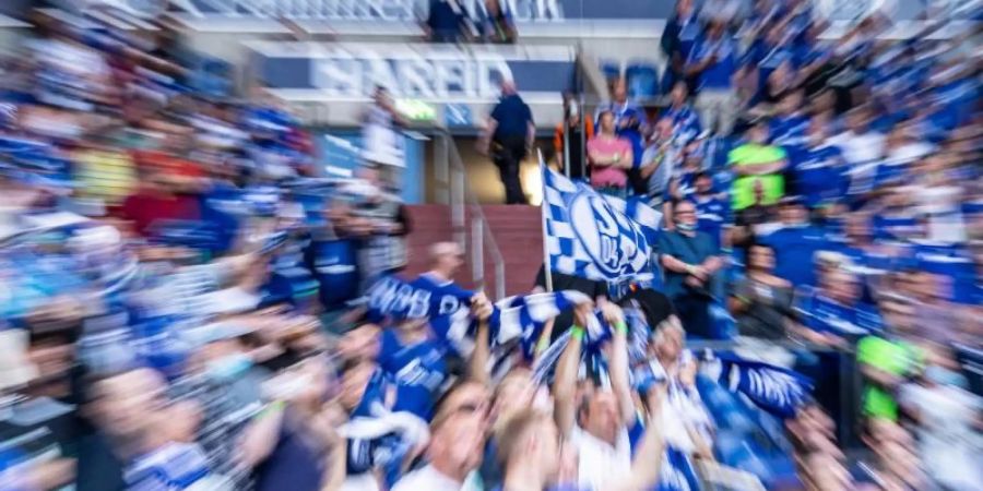 Der FC Schalke 04 hat den Dauerkartenverkauf vorzeitig beendet. Foto: Guido Kirchner/dpa