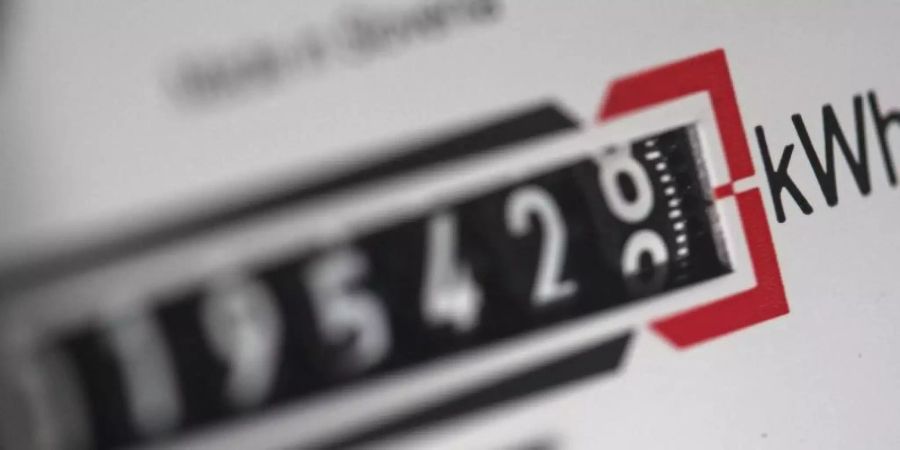 Ein Stromzähler zeigt in einem Mietshaus die verbrauchten Kilowattstunden an. Foto: Jan Woitas/dpa-Zentralbild/dpa