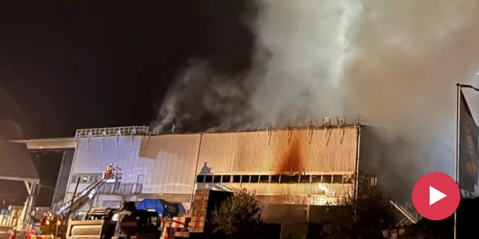 Glattbrugg ZH - Grosser Sachschaden nach Brand in Recycling-Anlage