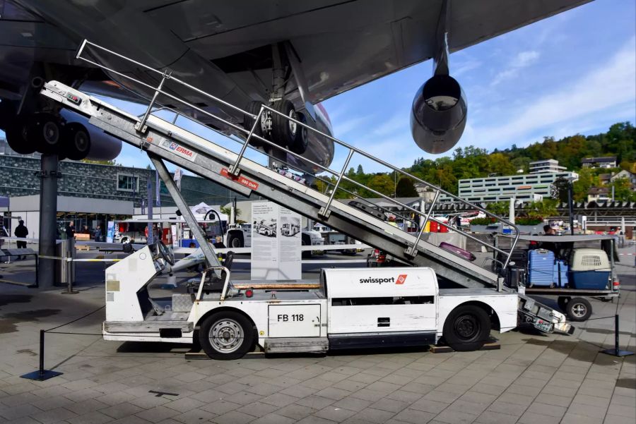 Düsenflieger sind um einiges lauter als Propellermaschinen, vor allem beim Landen und Starten. Mit dem «Jet-Age» begannen intensive Debatten um Fluglärm in der Schweiz, und neue Bau-Projekte hatten es zunehmend schwerer.