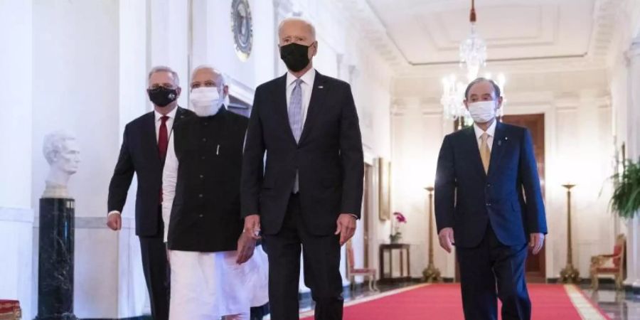 US-Präsident Joe Biden empfängt die Ministerpräsidenten von Australien, Indien und Japan, Scott Morrison (l), Narendra Modi (2.v.l.) und Yoshihide Suga (r). Foto: Evan Vucci/AP/dpa