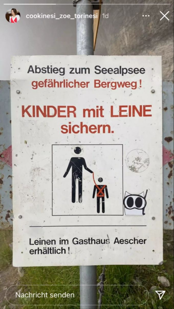 Ein Schild auf dem Alpstein weist daraufhin, dass die Kinder an die Leine genommen werden müssen, wie ein Foto von Moderatorin Zoe Torinesi zeigt. aescher