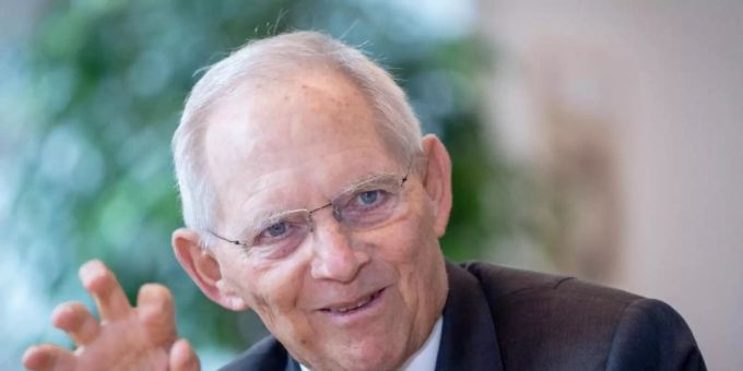 Wolfgang Schäuble (CDU) hat sich für einen schnelleren Anstieg des CO2-Preises ausgesprochen, um beim Kampf gegen den Klimawandel voranzukommen. Foto: Kay Nietfeld/dpa Wolfgang Schäuble (CDU) hat sich für einen schnelleren Anstieg des CO2-Preises ausgesprochen, um beim Kampf gegen den Klimawandel voranzukommen. Foto: Kay Nietfeld/dpa