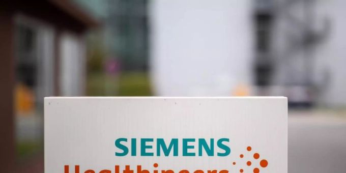 Der Medizintechnikkonzern Siemens Healthineers hat nach einem starken Wachstum im abgelaufenen Quartal seine Jahresprognose erhöht. Foto: Daniel Karmann/dpa