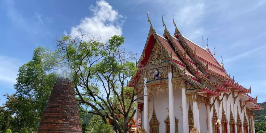 PRODUKTION - In Phukets grösstem Tempel Wat Chalong werden jeden Tag Feuerwerkskörper gezündet. Foto: Carola Frentzen/dpa