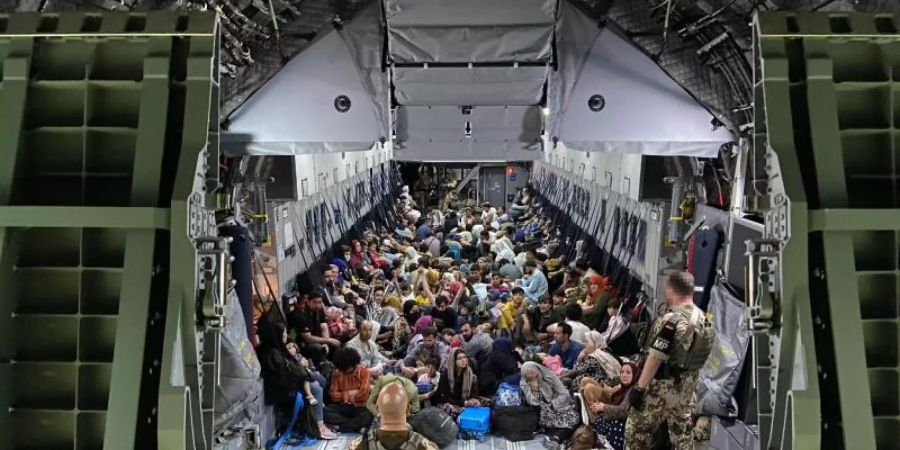 Blick in einen Bundeswehr-Airbus in Taschkent in Usbekistan nach der Ankunft aus Kabul. Foto: Marc Tessensohn/Bundeswehr/dpa