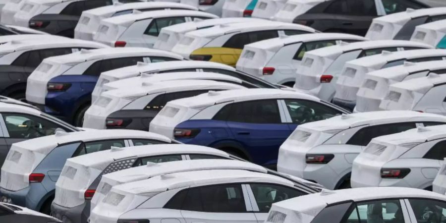 Neuwagen auf einem Parkplatz am Zwickauer Volkswagen-Werk. Foto: Jan Woitas/dpa-Zentralbild/dpa