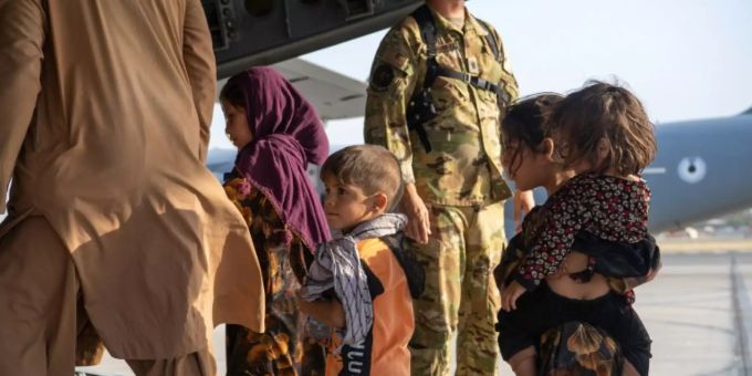 Afghanen steigen in ein US-Transportflugzeug in Kabul Afghanen