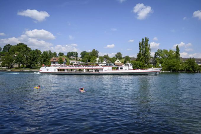 Der Tauchveranstalter hatte erwartet, dass am Ostersonntag kein Kursschiff auf dem Rhein fahren würde. Kursschiff Rhein