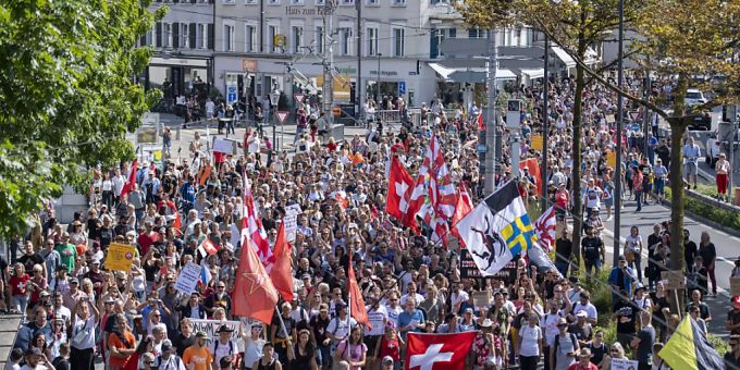 Mehrere 100 Demonstranten protestierten in Luzern gegen die Corona-Massnahmen. Demo Luzern