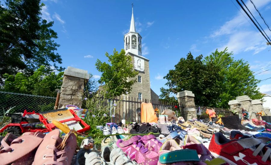 Display set up to protest mass grave containing indigenous children, in Kahnawake