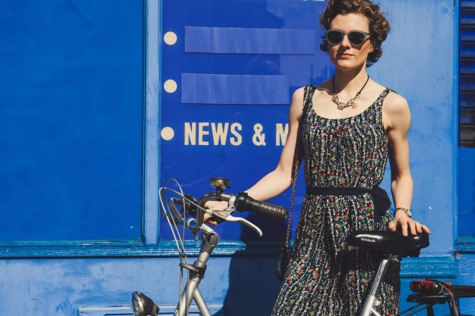 Mit dem Velo entspannt zur Arbeit fahren. Velofahrerin
