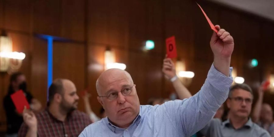 Andreas Schmidt, Vorsitzender der SPD Sachsen-Anhalt, stimmt beim Landesparteitag ab. Foto: Hendrik Schmidt/dpa-Zentralbild/dpa