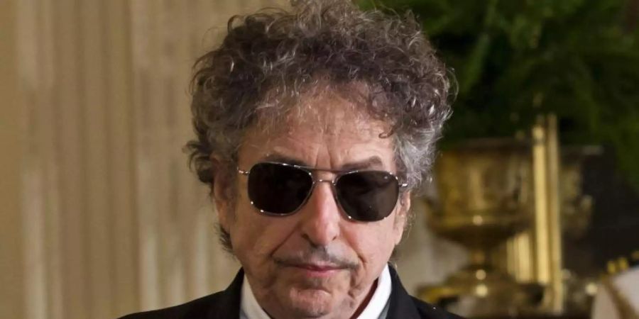 Bob Dylan im Weissen Haus. Der US-Sänger und Literaturnobelpreisträger weist 56 Jahre alte Missbrauchsvorwürfe gegen ihn zurück. Foto: Jim Lo Scalzo/EPA /dpa