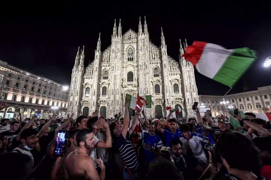 In Mailand feiern Tausende Tifosi den Sprung ins Endspiel.