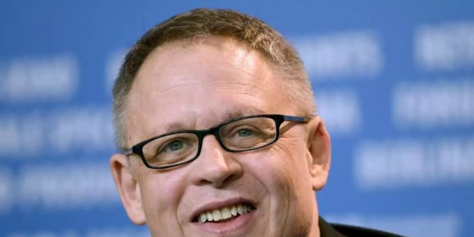 US-Regisseur Bill Condon, hier 2015 in Berlin, will die Musikkomödie «Guys and Dolls» («Schwere Jungs – leichte Mädchen») neu verfilmen. Foto: picture alliance / Tim Brakemeier/dpa US-Regisseur Bill Condon, hier 2015 in Berlin, will die Musikkomödie «Guys and Dolls» («Schwere Jungs – leichte Mädchen») neu verfilmen. Foto: picture alliance / Tim Brakemeier/dpa