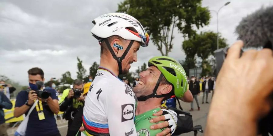 Dank an den Weltmeister: Mark Cavendish (r) feiert nach seinem 33. Tour-Etappensieg mit seinem Teamkollegen Julian Alaphilippe. Foto: Pool Cor Vos/BELGA/dpa