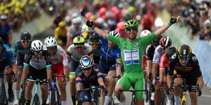 Mark Cavendish bejubelt, im Grünen Trikot des Führenden der Sprintwertung, seinen 33. Etappensieg bei der Zieleinfahrt. Foto: David Stockman/BELGA/dpa Mark Cavendish bejubelt, im Grünen Trikot des Führenden der Sprintwertung, seinen 33. Etappensieg bei der Zieleinfahrt. Foto: David Stockman/BELGA/dpa