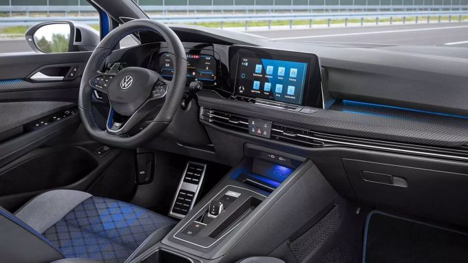 Das Cockpit riecht mehr nach Motorsport als nach Lieferdienst VW Golf R Variant