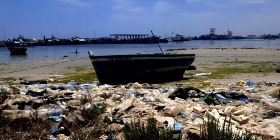 Das Ufer der tunesischen Küstenstadt Zarzis im Juni 2021. Erneut sind vor der Küste des Landes 49 Leichen geborgen worden. Insgesamt sanken vier Boote in der Nähe der Stadt Sfax. Foto: Mehdi El Arem/AP/dpa