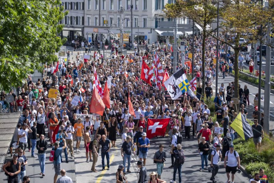 11. September in Luzern: Skeptiker schwenken neben Schweizer Fahnen und Kantonsfahnen auch hier geflammte Fahnen.