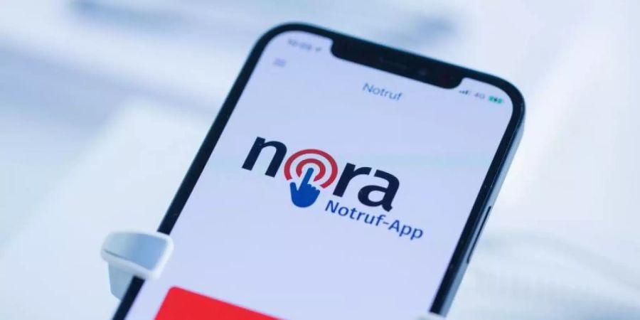 Die App Nora ist eine Ergänzung zu den Notrufnummern 110 und 112 und richtet sich vor allem an Menschen mit einer Hör- und Sprachbehinderung. Foto: Rolf Vennenbernd/dpa