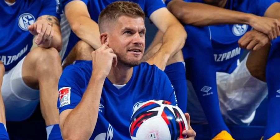 Der FC Schalke 04 setzt auf die Tore von Simon Terodde. Foto: Guido Kirchner/dpa