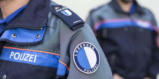 Nach der Kollision stürzte der Motorradfahrer und verletzte sich dabei.