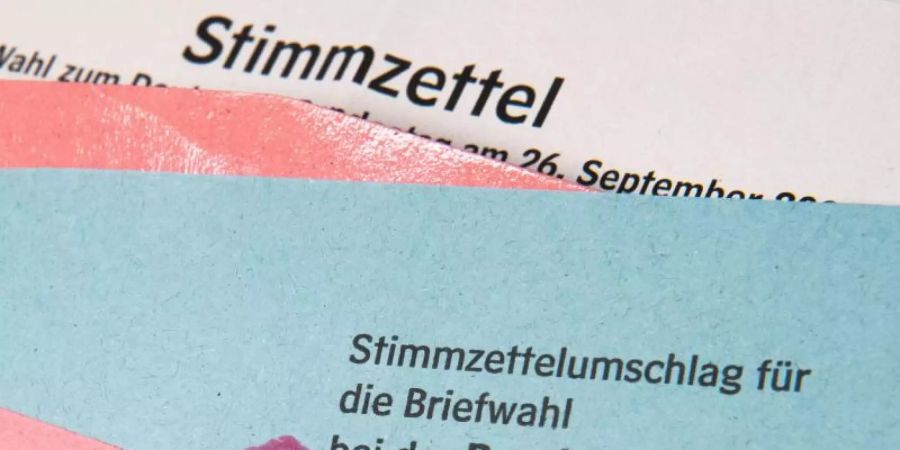 Ein Muster eines Stimmzettelumschlags für die Briefwahl. Foto: Julian Stratenschulte/dpa