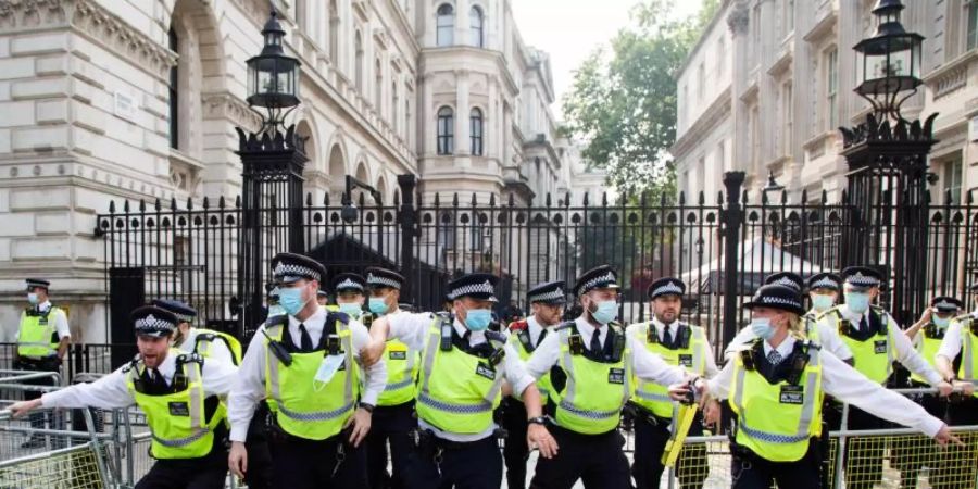 Polizisten in London bei einer Demonstration von Impfgegnern. Foto: Thabo Jaiyesimi/SOPA Images via ZUMA Press Wire/dpa/Archivbild