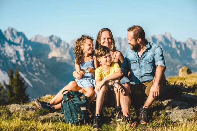 Auch die Kinder können sich dem atemberaubenden Panorama nicht entziehen. s