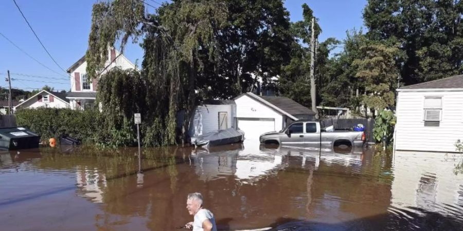 In Manville in New Jersey steht das Wasser am Tag nach dem Regen noch immer hüfthoch. Foto: Carlos Gonzalez/AP/dpa