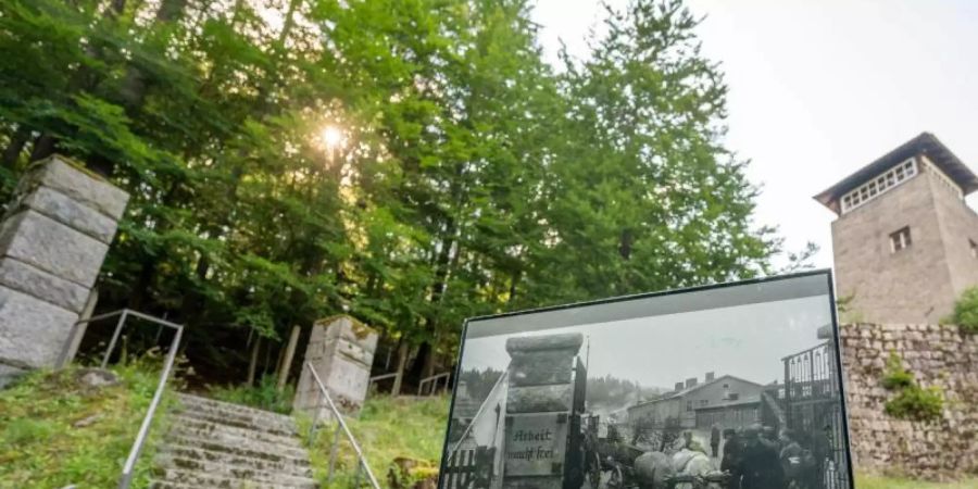 Eine Informationstafel steht auf dem Gelände der KZ-Gedenkstätte Flossenbürg vor einem ehemaligen Wachturm. Foto: Armin Weigel/dpa