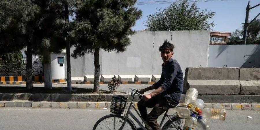 Mann mit Fahrrad in Kabul