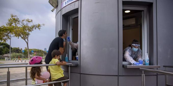 Ein Mann lässt sich in Tel Aviv am 9. August 2021 auf das Coronavirus testen. Virus Outbreak Israel